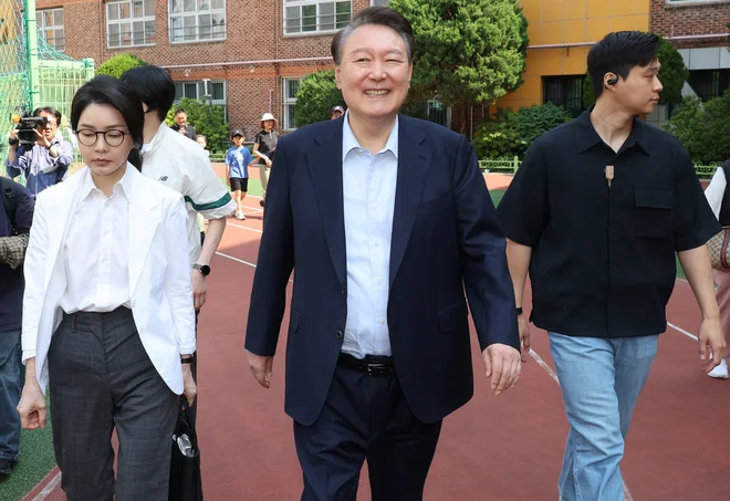 Tudi odstavljeni predsednik se je udeležil volitev. FOTO: Yonhap News Agency/Reuters