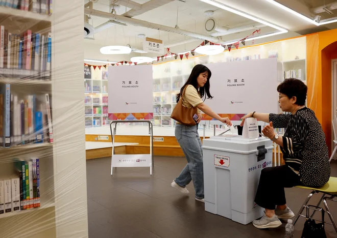 Glavna kandidata obljubljata gospodarsko rast, stabilizacijo države in nove reforme. FOTO: Soo-Hyeon Kim/Reuters