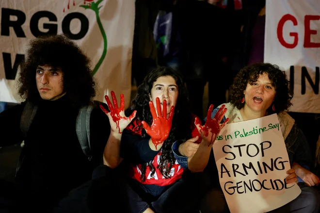 Genocid v Gazi se nadaljuje. FOTO: Ammar Awad/Reuters