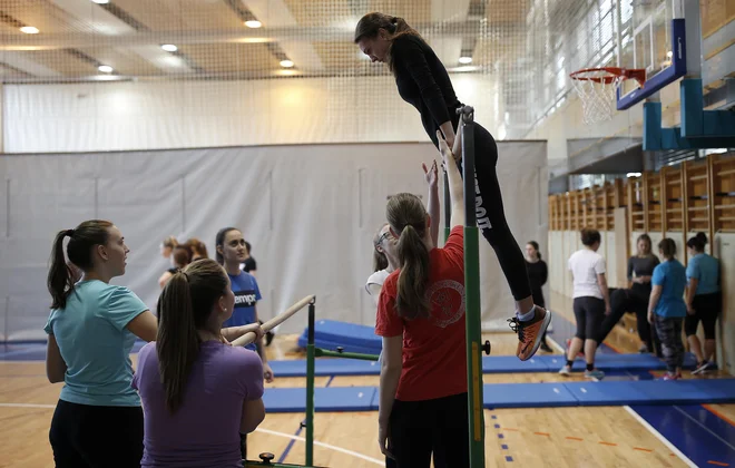 Telesna zmogljivost fantov je za več kot štiri odstotke nižja kot pred epidemijo, pri dekletih pa za več kot sedem odstotkov. FOTO: Blaž Samec/Delo