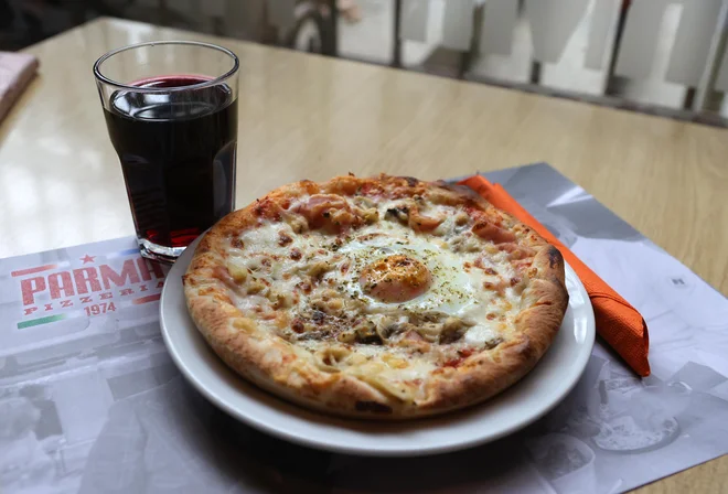Klasika v Parmi: ilirija z (jajcem) in borovničev sok. FOTO: Dejan Javornik