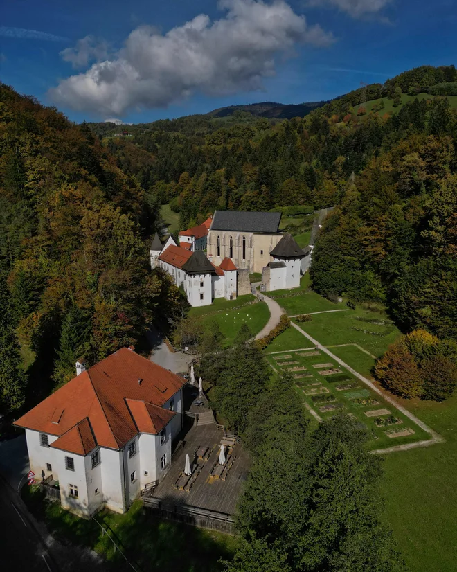 Gastuž je nastal, ker je kartuzija potrebovala nastanitev za popotnike in obiskovalce, ki niso smeli med samostanske zidove. Pritličje so zgradili v 15. stoletju, nadstropje pa je dve stoletji mlajše. FOTO: Aljoša Vornšek