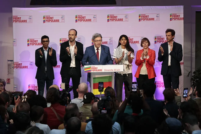 Jean-Luc Melenchon z Manuelom Bompardom in Rimo Hassan ob razglasitvi delnih rezultatov prvega kroga francoskih predčasnih parlamentarnih volitev junija 2024 FOTO: Abdul Saboor/Reuters