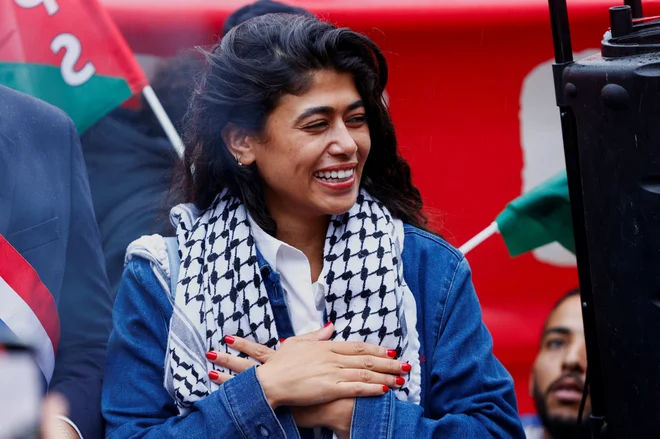 Rima Hassan je (skoraj) vedno odeta v kefijo. FOTO: Abdul Saboor/Reuters
