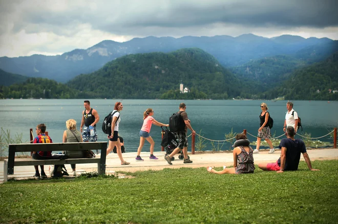 Še posebej mlajše generacije, ki, kot ugotavljajo delodajalci pa tudi študije, bolj kot garaško delo cenijo ravnovesje med poklicnim in zasebnim življenjem, učenje, razvoj in prosti čas. FOTO: Jure Eržen/Delo