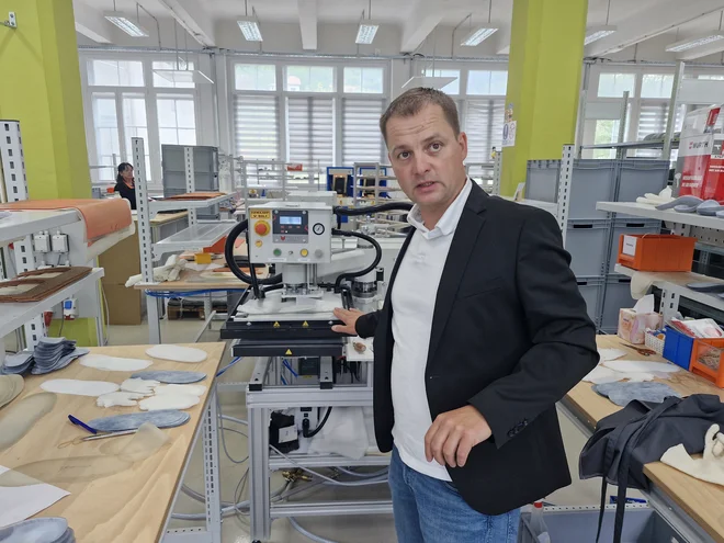 Miha Gros v proizvodnji, kjer ob starih strojih stojijo moderne naprave. FOTO: Janez Tomažič
