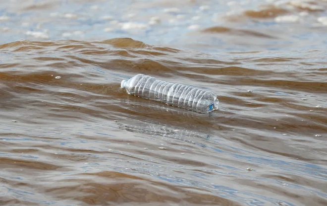 Človeštvo se utaplja v plastiki. FOTO: Max Rossi/Reuters