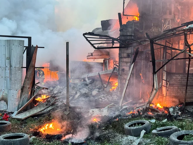 Posledice ukrajinskega napada z droni. FOTO: Vitalii Hnidyi/Reuters