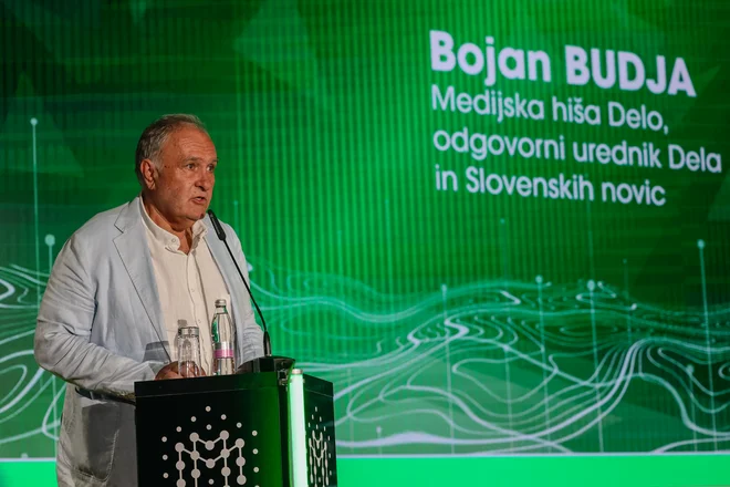 Odgovorni urednik Dela in Slovenskih novic Bojan Budja je na konferenci pozdravil udeležence. FOTO: Črt Piksi/Delo