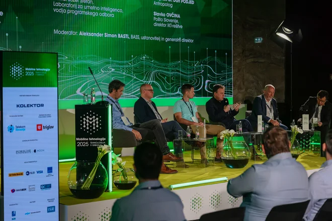 Uspešni bodo tisti, ki kritično razmišljajo in razumejo, so med drugim poudarili udeleženci okrogle mize o umetni inteligenci (od leve): Slavko Ovčina (Pošta Slovenije), Dan Podjed (antropolog), Andrej P. Škraba (Astra AI), Marko Grobelnik (IJS), Boris Pogačnik (In Volo) in moderator Aleksander Simon Bastl. FOTO: Črt Piksi