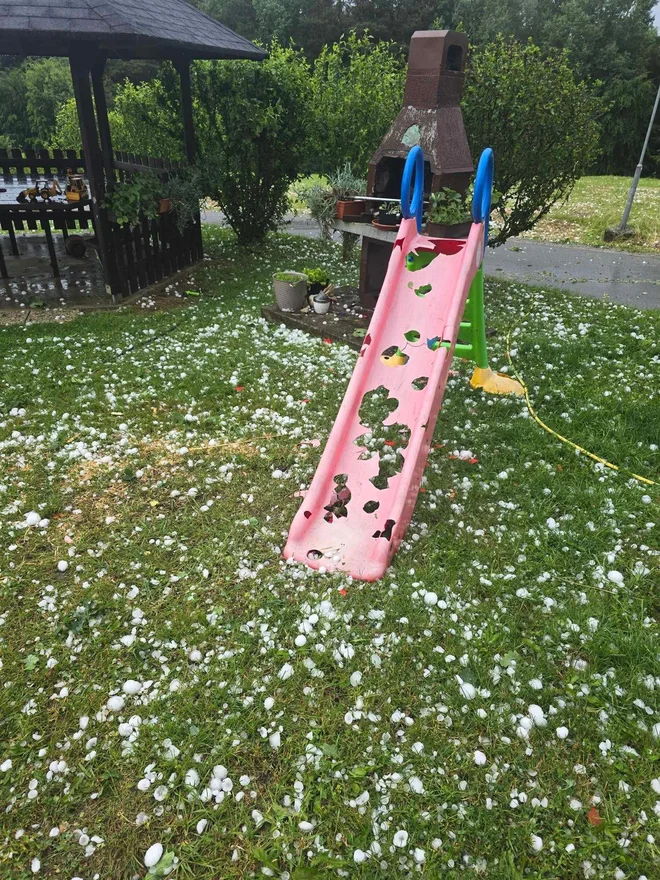 After a hail that damaged several roofs, firefighters are still waiting for a lot of work