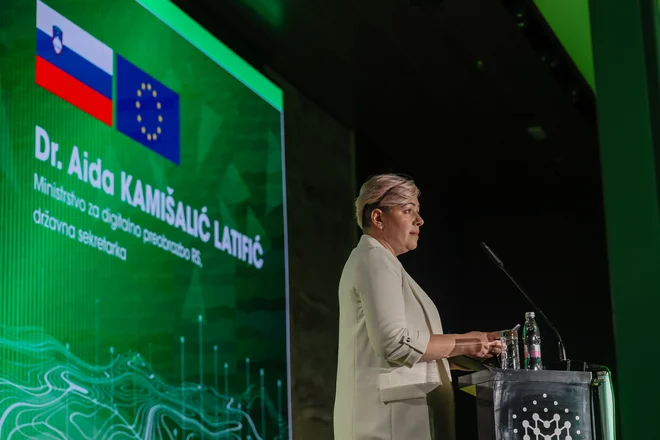 Tehnologija je postala naš stalni sopotnik, ki preoblikuje način dela, komuniciranja, mobilnosti in odločanja. FOTO: Črt Piksi