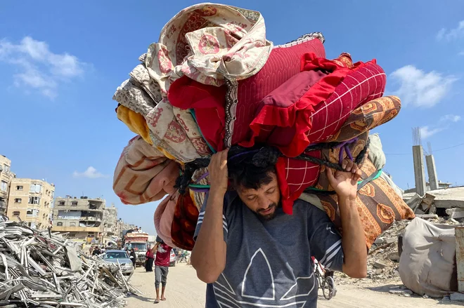 Centri za razdeljevanje pomoči Humanitarne fundacije za Gazo (GHF) bodo danes zaprti, je sporočila organizacija, ki jo podpirajo ZDA in Izrael, in kot razlog navedla prenovo ter izboljšanje učinkovitosti delovanja. Zaprtje sledi več incidentom v zadnjih dneh, med katerimi naj bi vojska v bližini centrov streljala na civiliste, čakajoče na pomoč, in jih več deset ubila. Foto: Afp