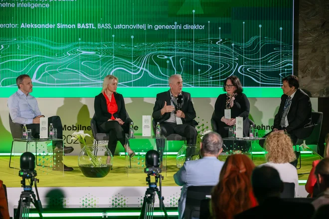 Na okrogli mizi o prihodnosti digitalnih inanc so mnenja predstavili (z leve): Peter Curk (Iconomi), Vesna Prodnik (Telekom Slovenije), Franc Bračun (NLB), Alenka Mejač Krassnig (Visa Slovenija) in moderator Aleksander Simon Bastl. FOTO: Črt Piksi/Delo