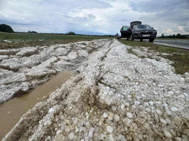Ponekod so namerili po več deset centimetrov toče na kupu. FOTO: Meteoinfo Slovenija