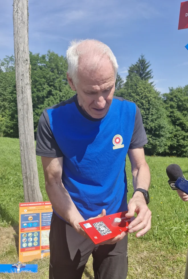 »V Sloveniji je navada, da ljudje odtisnejo žige v svoje osebne dnevnike, v dnevnike obhodnic in podobno. Koče pa so dostikrat zaprte in ljudje se pritožujejo, da niso mogli dobiti žiga. To zdaj ne bo več težava,« je ob tabli s takšnim žigom povedal Jože Rovan. FOTO: Beti Burger