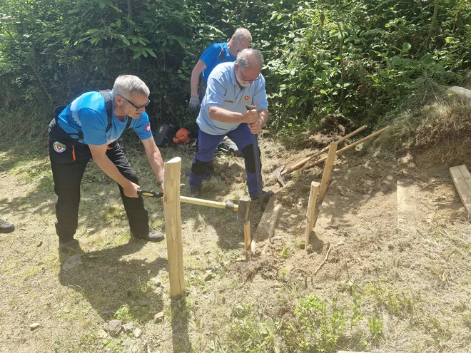 Koroški markacisti so prikazali nadelavo stopnic, ki se izdelujejo za varen prehod strmega dela poti, da se planinci počutijo varneje. FOTO: Beti Burger