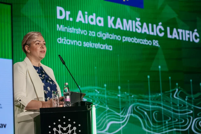 Napredna umetna inteligenca ne obstaja brez kakovostnih, etično zbranih podatkov ter etične uporabe, je poudarila Aida Kamišalić Latifić. FOTO: Črt Piksi/Delo       