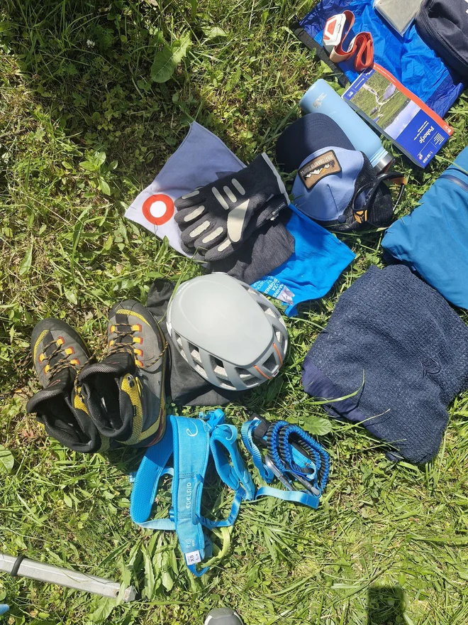 Prikaz, kaj vse je treba spraviti v nahrbtnike preden se odpravimo na pot v hribe. FOTO: Beti Burger