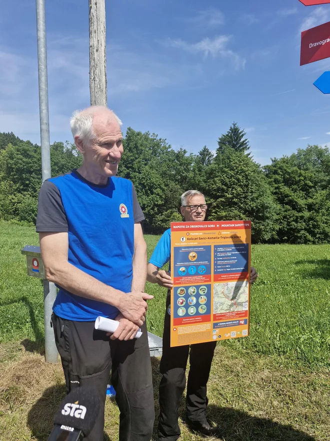 Jože Rovan ob novi opozorilni tabli, ki predstavlja nadgradnjo skupne kampanje Varna pot v Slovenske gore z Gorsko reševalno zvezo Slovenije, STO, Policijo in Triglavskim narodnim parkom. FOTO: Beti Burger