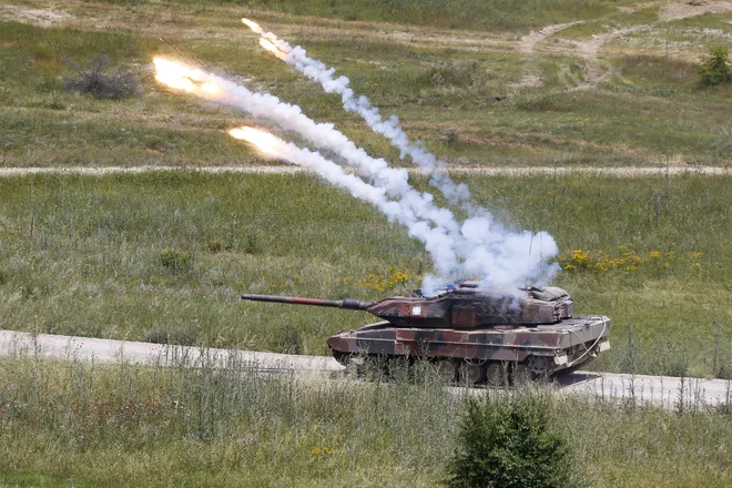 Pred evropskimi članicami zavezništva so zahtevni časi. Zaveze, sprejete na tokratnem vrhu, bo treba jemati veliko bolj resno kot tiste izpred enajstih let v Walesu. FOTO: Ognen Teofilovski/Reuters