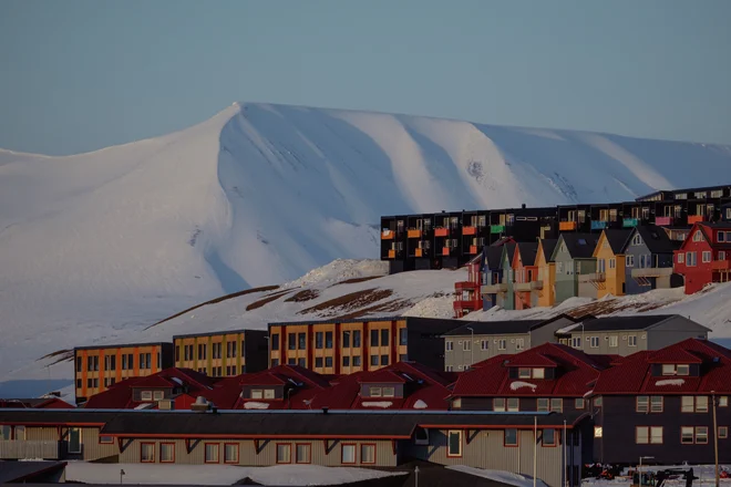 Stanovanjske stavbe v Longyearbyenu v soju polnočnega sonca FOTO: Sabina Vrečko
