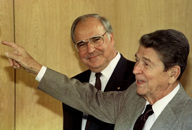 Časi, ko so amerški in nemški voditelji složno sodelovali - na fotografiji Helmut Kohl in Ronald Reagan -, so mimo. Foto: Michael Urban/Reuters