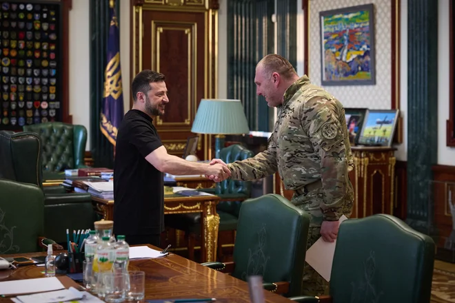 Uradni Kijev trdi, da je napad na letališča ruskemu letalstvu povzročil za sedem milijard dolarjev škode. FOTO: ukrajinski predsedniški urad/Reuters
