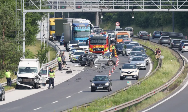 Prometna nesreča na gorenjski avtocesti FOTO: Jože Suhadolnik