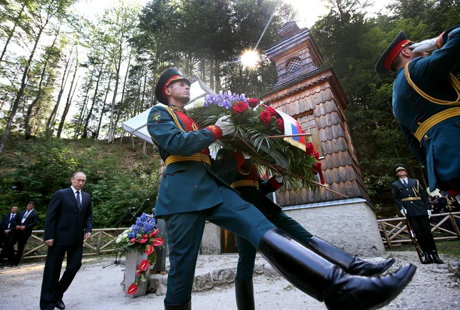 Slovenska vrhuška je na stoto obletnico Ruske kapelice povabila ruskega predsednika Vladimirja Putina, ki je veliko govoril o miru. Številne, ki so ga oblegali in se mu dobrikali, je odlikoval. FOTO: Tomi Lombar