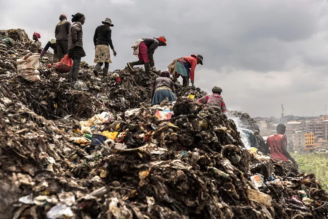 Ženske zbirajo odpadke na odlagališču v Nairobiju. Svetovni dan okolja se vsako leto praznuje 5. junija in spodbuja k ozaveščanju in ukrepanju za varstvo okolja. Foto: Simon Maina/Afp