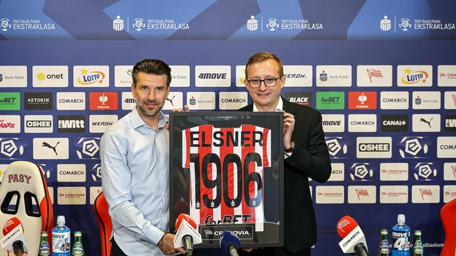 Luka Elsner in predsednik Cracovie Mateusz Dróżdż na novinarski konferenci ob predstavitvi novega trenerja. Letnica 1906 na dresu je leto ustanovitve najstarejšega še delujočega nogometnega kluba na Poljskem. FOTO: Lukasz Zoladz
