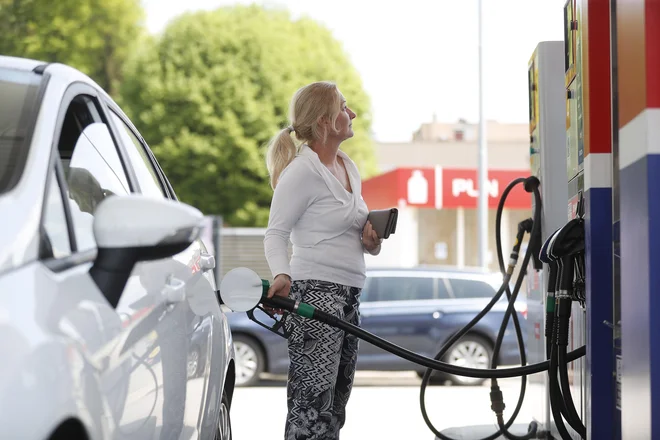 Točenje goriva, bencinski servis, gorivo, podražitve, motivi. Domžale, 10. maj 2022 Foto Leon Vidic/delo