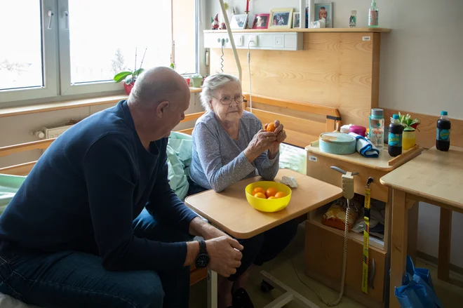 V centrih za socialno delo prejemajo številna vprašanja, povezana s pomočjo na domu. Pravica naj bi začela veljati 1. julija, a prvih odločb ni pričakovati pred septembrom. Fotografija je simbolična. FOTO: Voranc Vogel