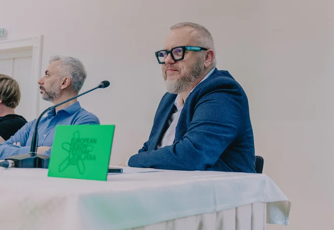 Radovan Arnold (na fotografiji v ospredju), predsednik uprave Fundacije Brumen, organizatorke letošnjega Evropskega oblikovalskega festivala, levo direktor evropske nagrade za oblikovanje (EDA) Demetrios Fakinos FOTO: David Fartek