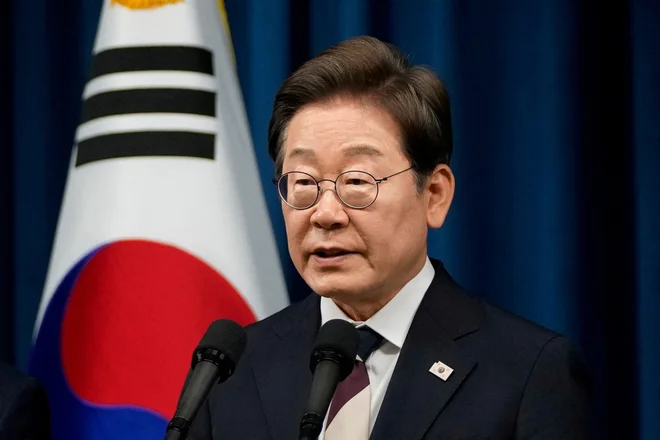 V sredo se je začel petletni mandat novega južnokorejskega predsednika Li Dže Mjonga. FOTO: Ahn Young-joon/Reuters