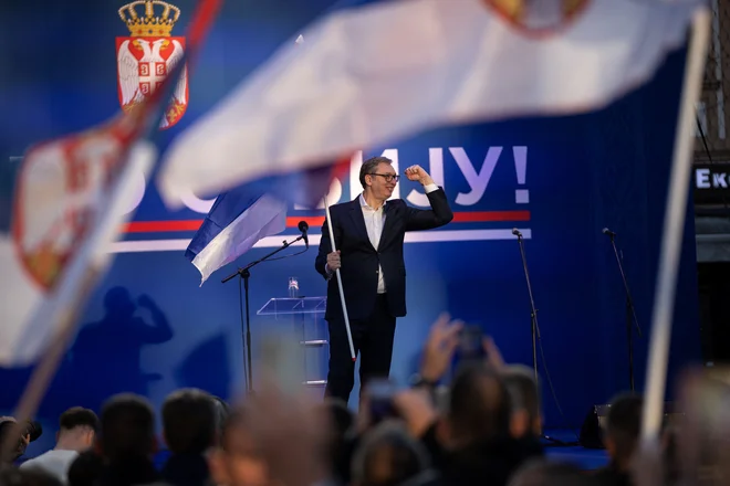 Srbski predsednik Aleksandar Vučić, ki si je podporo tujih držav kupil s številnimi obljubami, med drugim tudi z obljubo o izkopavanju litija, doma izgublja podporo najvplivnejših intelektualcev. FOTO: Marko Djurica/Reuters