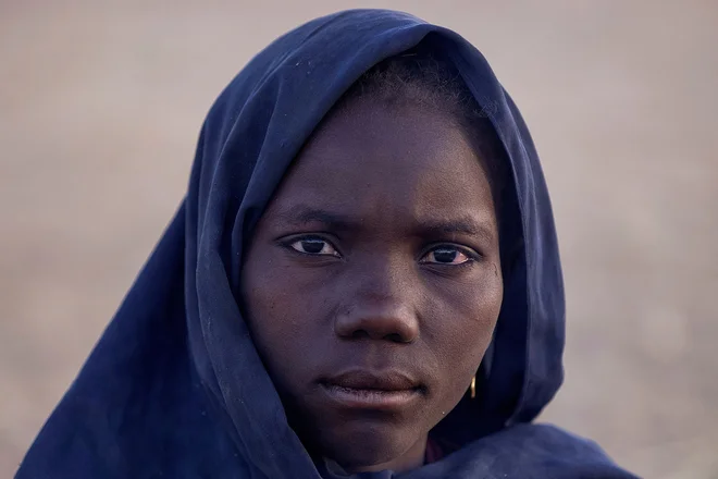 Ljudem, kot je Sudanka na fotografiji, ki so bili pregnani s svojih domov, ostre obsodbe s strani slovenske diplomacije prav nič ne olajšajo življenja in ne jamčijo, da jih jutri ne bo doletelo še kaj hujšega. FOTO: Stringer Reuters