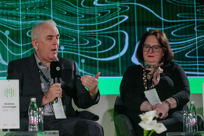 Direktorica Vise Slovenija Alenka Mejač Krassnig in dr. Franc Bračun, pomočnik uprave NLB, pristojen za področje podatkov in umetne inteligence FOTO: Črt Piksi/Delo