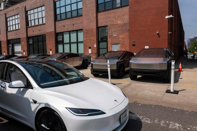 Musk je zaradi političnega delovanja tvegal posle, na fotografiji električni avtomobil tesla. FOTO: Spencer Platt/AFP