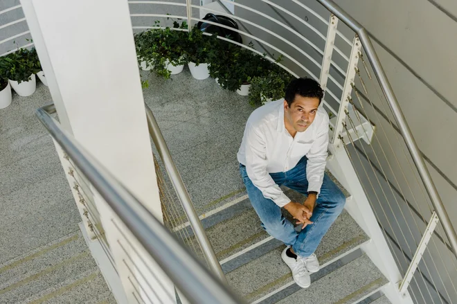 Bruno Vieira Amaral, pisatelj: »Če ste mlad človek, ki je pravkar stopil na trg dela, in zaslužite približno tisoč evrov, kako si lahko privoščite stanovanje, za katero morate plačati med 800 do 900 evrov najemnine?« FOTO: Ines Duque