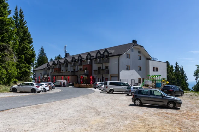 Bistriško Pohorje nima samo živahne pravljične preteklosti, ampak tudi turistično sedanjost in prihodnost, katere osrednji del je hotel Jakec pri Treh kraljih. FOTO: Voranc Vogel