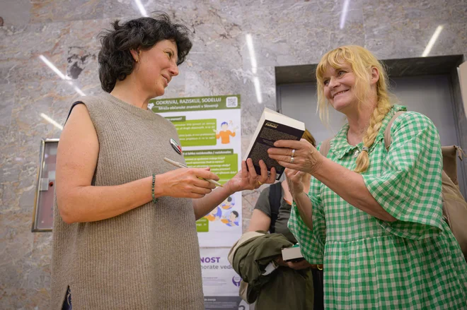 Kapka Kassabova v novogoriški knjižnici Franceta Bevka (Festival kompleksnosti) med podpisovanjem knjige Meja, ki je v prevodu Petre Meterc izšla pri založbi Beletrina. FOTO: Jernej Humar/Mesto knjige
