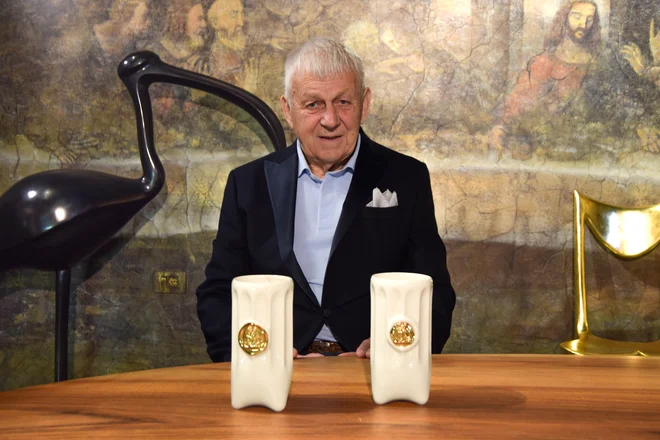 Mojster Oskar Kogoj pred pivskima vrčkoma, prepolnima simbolike. FOTO: Grega Kališnik