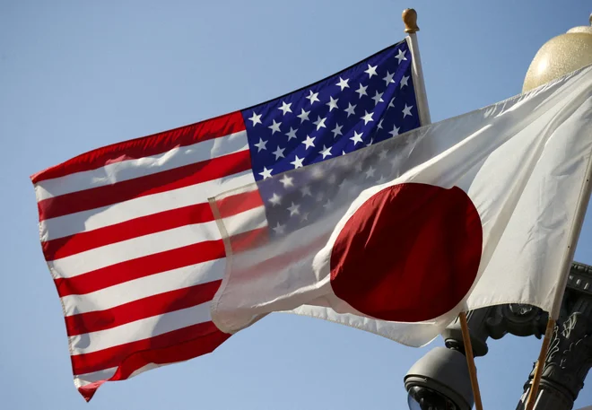 Japonsko finančno ministrstvo razmišlja o zmanjšanju izdaj superdolgoročnih obveznic. V ZDA pa bi se, če bi se šibko povpraševanje nadaljevalo, lahko znova aktiviral program odkupov obveznic. FOTO: Kevin Lamarque/Reuters