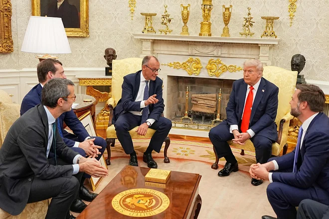Srečanje nemškega kanclerja Friedricha Merza in ameriškega predsednika Donalda Trumpa pred kamerami je potekalo brez zapletov. FOTO: Michael Kappeler/AFP
