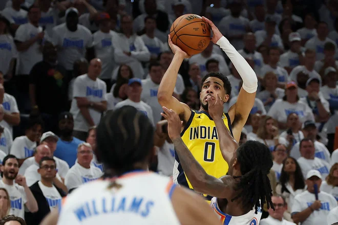 Tyrese Haliburton je prispeval pomemben delež k uvodni zmagi Indiane v finalu lige NBA. FOTO: Matthew Stockman/AFP