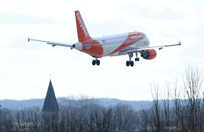 Možna odobritev tretje steze na letališču Heathrow bi lahko povzročila pritisk na cene taks na njihovem letališču Gatwick. FOTO Toby Melville/Reuters