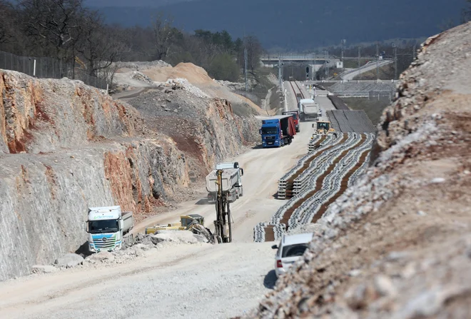 Gradbišče drugega tira je vse bolj prazno, saj je del kadra preusmerjen v projekte, ki so donosnejši. Foto Blaž Samec