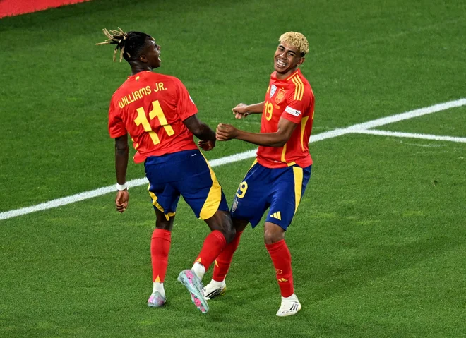 Lamine Yamal (desno) se je takole veselil gola z Nicom Williamsom. FOTO: Angelika Warmuth/Reuters
